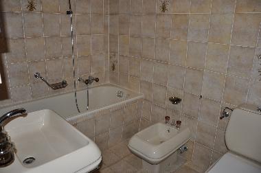 1. Badezimmer mit Badewanne, Bidet, Toilette, Lavabo