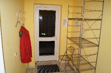 Vorflur mit Regal fr sandige Schuhe und Garderobe fr nasse Jacken