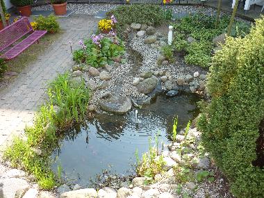 Liebevoll gestalteter Innenhof mit Goldfischteich, Bachlauf und viel Grn
