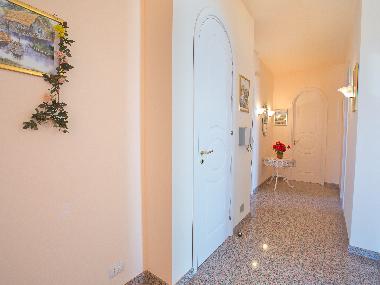 Langer Flur mit edlen Handgefertigten Rundbogen T�ren