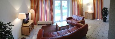 Wohnzimmer mit grosser Fensterfront zum Wasser 