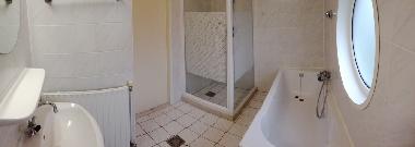 Badezimmer mit Wanne, Dusche, WC und Waschbecken