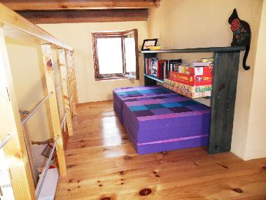 Regal mit diversen Bchern und Spielen