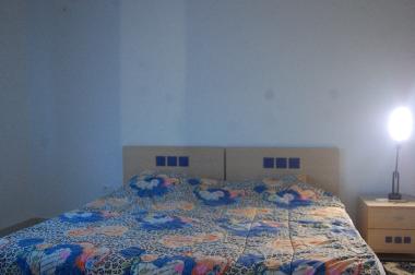 schlafzimmer mit komfortablem doppelbett