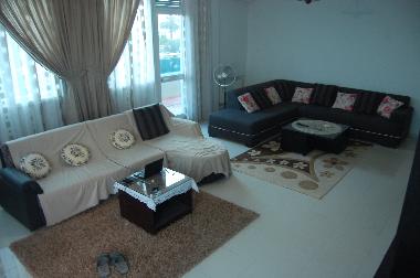 sehr ger�umiges wohnzimmer mit salon und direkt begehbaren terrassen