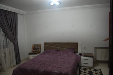 schlafzimmer mit komfortablem doppelbett und bgehbarem schrankraum sowie badezimmer en suite