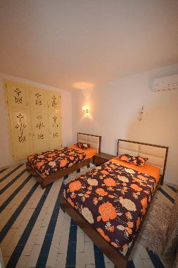 schlafzimmer mit zwei komfortablen queen-size-betten