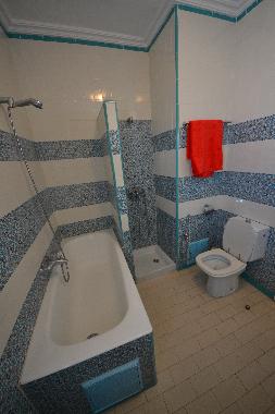 badezimmer mit badwanne und dusche