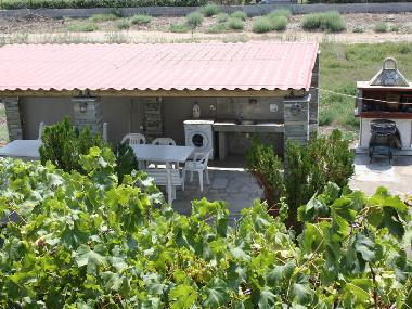 Gro�er Garten mit Grill und �berdachtem Parkplatz