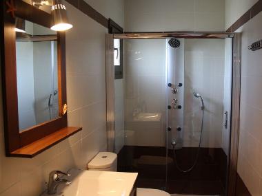 Bad mit Dusche und Waschmaschine