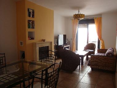 Wohnzimmer mit LED-TV und WLAN