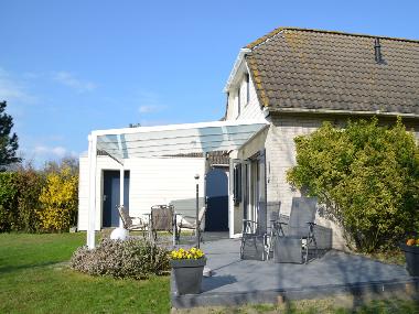 Sdansicht von Haus und Terrasse