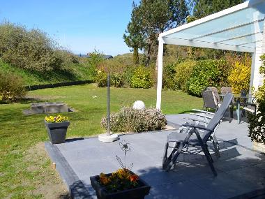 Blick auf Terrasse und Garten