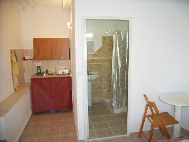 Blick auf K�chenecke und Bad kleines Apartment