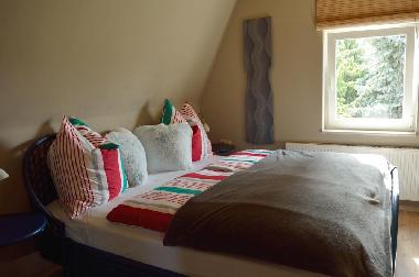 Schlafzimmer mit Doppelbett