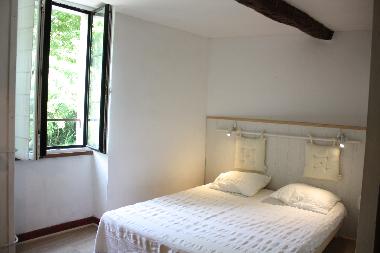 Von der K�che aus geht es ins Schlafzimmer (alle Fenster haben Aussicht ins Gr�ne)