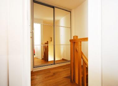 Hinter dem Spiegel: Schrnke