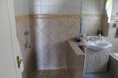 Badezimmer mit Dusche