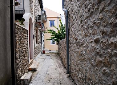 Die enge Gasse, typisch  fr Dalmatien, fhrt bis zum Apartment Tonika.