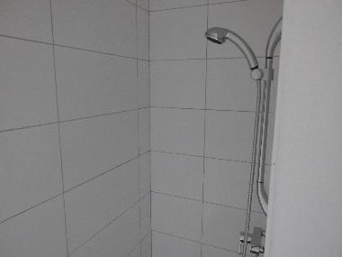 Ebenerdige Dusche von Bad zwei in der ersten Etage