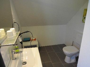 Bad drei in der ersten Etage ist nur vom Masterschlafzimmer zu begehen