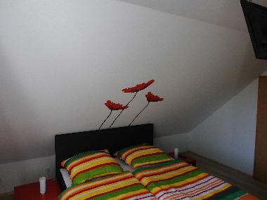 Schlafzimmer 2 mit begehbaren Kleiderschrank und einen eigenen TV