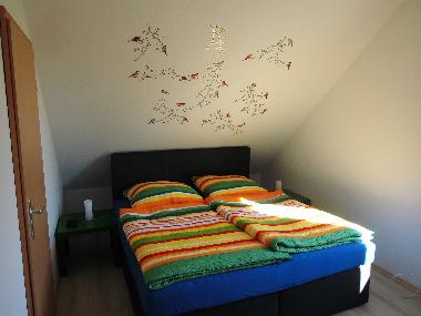 Auch das dritte Schlafzimmer hat einen begehbaren Kleiderschrank und einen eigenen TV