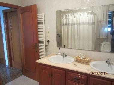 Badezimmer mit Fenster, Duschwanne, Toilette, Bidet