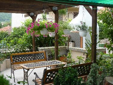 Neu: Gartengrill im parkhnlichen Garten vor dem Haus.