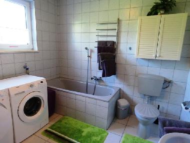 Badezimmer mit DU, Wanne, WC, Trockner, Waschmaschine und Badmbel