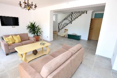 Der Wohnbereich mit Satelliten-Fernsehen