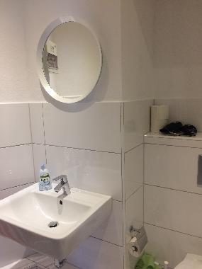 Badezimmer mit Dusche (Glasabtrennung)