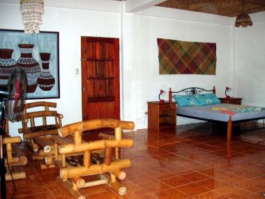 Sitzgruppe und Bett im 56qm Meerblick Studio