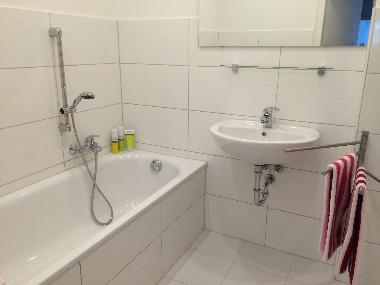 Dorsten-Ferienwohnung.de: Dreigeteiltes Badezimmer, hier: Badezimmer mit Badewanne