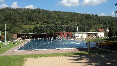 Schwimmbad im Ort, sonnige Lage mit Liegewiese