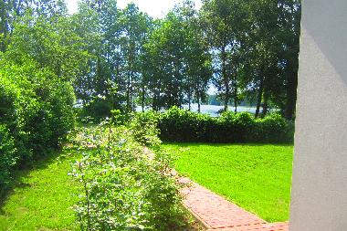 Wir gehen um das Haus 