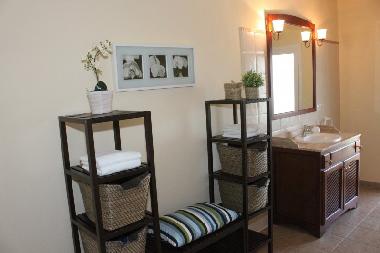 Badezimmer mit Tageslicht und direktem Terrassenzugang