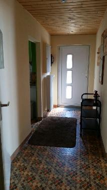 Flur mit Garderobe und eigener Haustr