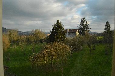 Obstgarten Liegewiesen im Hintergrund die Stadtmit Moselscleife und abbaye des Pr�montr�s