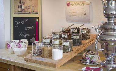 jeden Nachmittag GRATIS Kaffe und Teebar mit etwas S��em