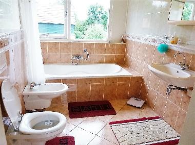 das groes Badezimmer im Obergeschoss