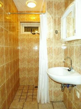 das kleine Badezimmer im Erdgeschoss