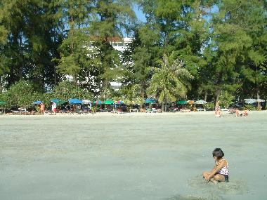 Am Strand Sonnenschirme und Liegest�hle, Essen und Getr�nke