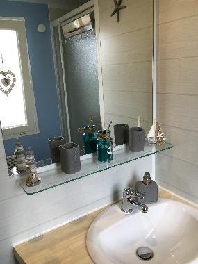 Dusche mit Waschbecken