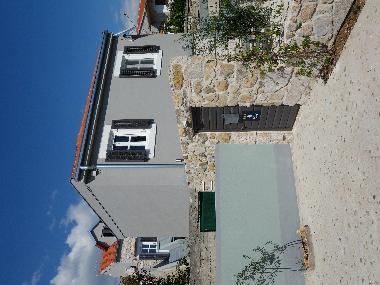 Blick vom Parkplatz auf Wohn- und Schlafhaus