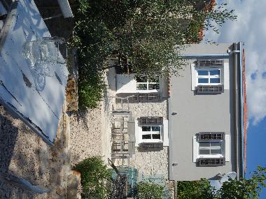 Blick vom Garten auf das Wohnhaus
