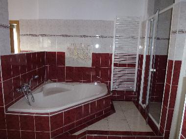 Badewanne und Dusche im 1.OG des Ferienhauses