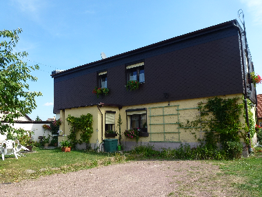 Auenansicht des Ferienhauses mit Graten, Grill und Stellptzen
