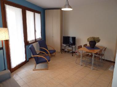 Esstisch mit SAT-LCD