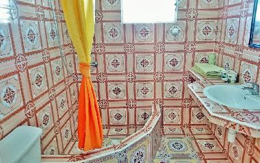 Gemeinsames Bad des gro�en Apartments im 1. OG (angeordnet zwischen Doppelzimmer Nr. 1 und 2)